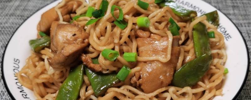 鸡腿焖面的家常做法 鸡腿焖面的教程