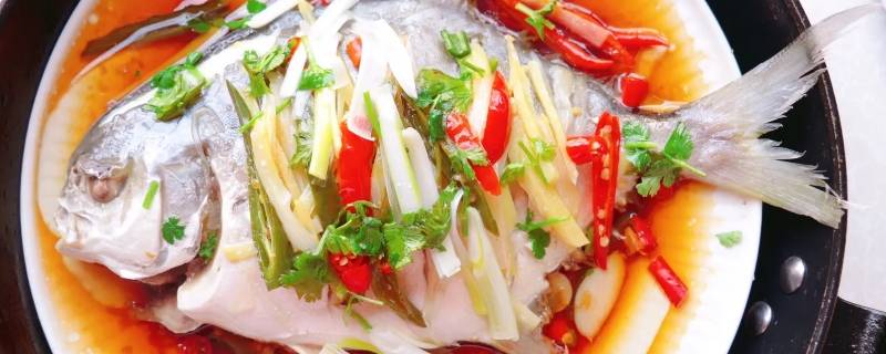 清蒸金鲳鱼的做法和步骤（金鲳鱼清蒸怎么做）