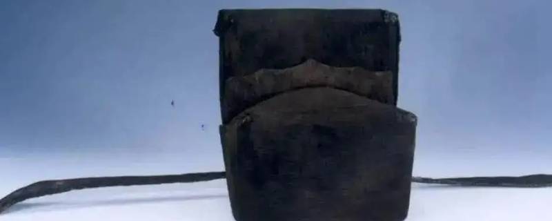 为什么宋朝官员帽上有两个长翅（为什么宋朝官员帽上有两个长翅膀的帽子）