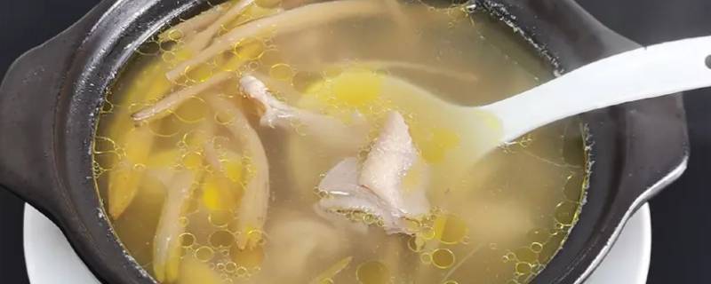 黄花菜可以和鸡一起煲汤吗（黄花菜能和乌鸡一起煲汤吗）