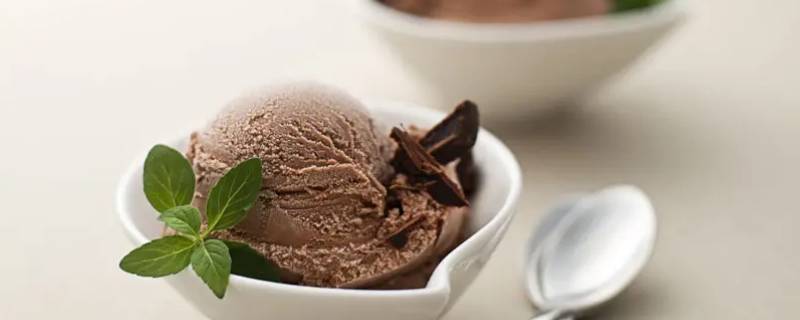 懒人巧克力冰激凌做法（巧克力冰激凌制作方法）