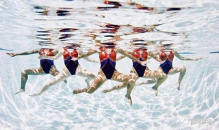 如何学习游泳中的练习踩水 怎样学游泳踩水的技巧