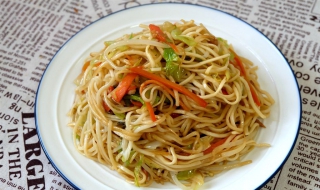 炒面的做法：快速做出鸡丝炒面 炒面的做法肉丝炒面