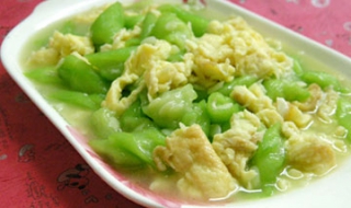 丝瓜的做法：草菇烧丝瓜（草菇炒丝瓜的家常做法）