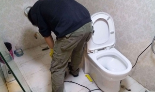 抽水马桶漏水怎么办（抽水马桶漏水怎么修理）