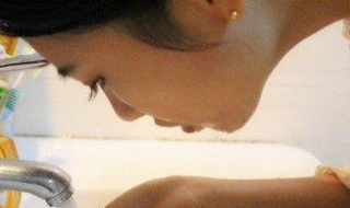 脸上出油长痘怎么办 脸出油长痘怎么办是什么原因