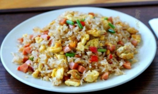蛋炒饭简单做法（做蛋炒饭的过程）