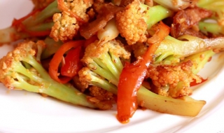 菜花炒肉的做法（青椒菜花炒肉的做法）