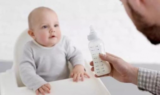 宝宝不吸奶瓶怎么办 三个月的宝宝不吃奶瓶怎么办