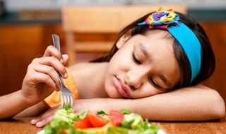 孩子吃饭慢怎么办 幼儿园大班孩子吃饭慢怎么办