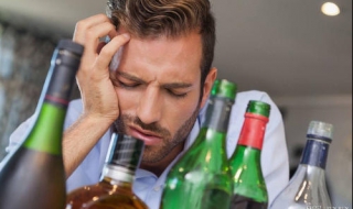 喝完酒头疼怎么办（早上起来喝完酒头疼怎么办）
