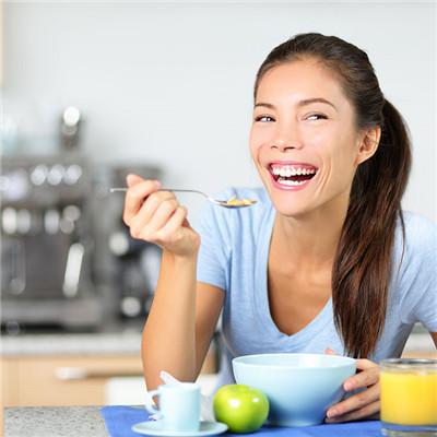 吃柿子后多久能喝酒?（吃柿子后多久能喝酒白酒吃柿子能喝药吗）
