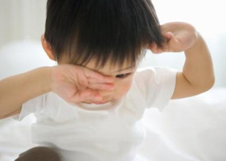 眼睛经常流泪还会痛该怎么办（眼睛一直疼一直流泪该怎样办）