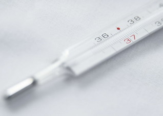 发烧的并发症有哪些（发烧引起的并发症有哪些）