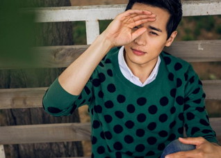眼睛进飞虫或者沙尘应该怎么办（灰尘飞进眼睛怎么办）