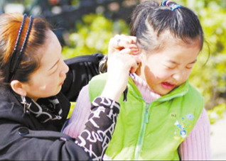 小虫钻进耳朵该怎么处理 小虫钻耳朵里面有什么办法