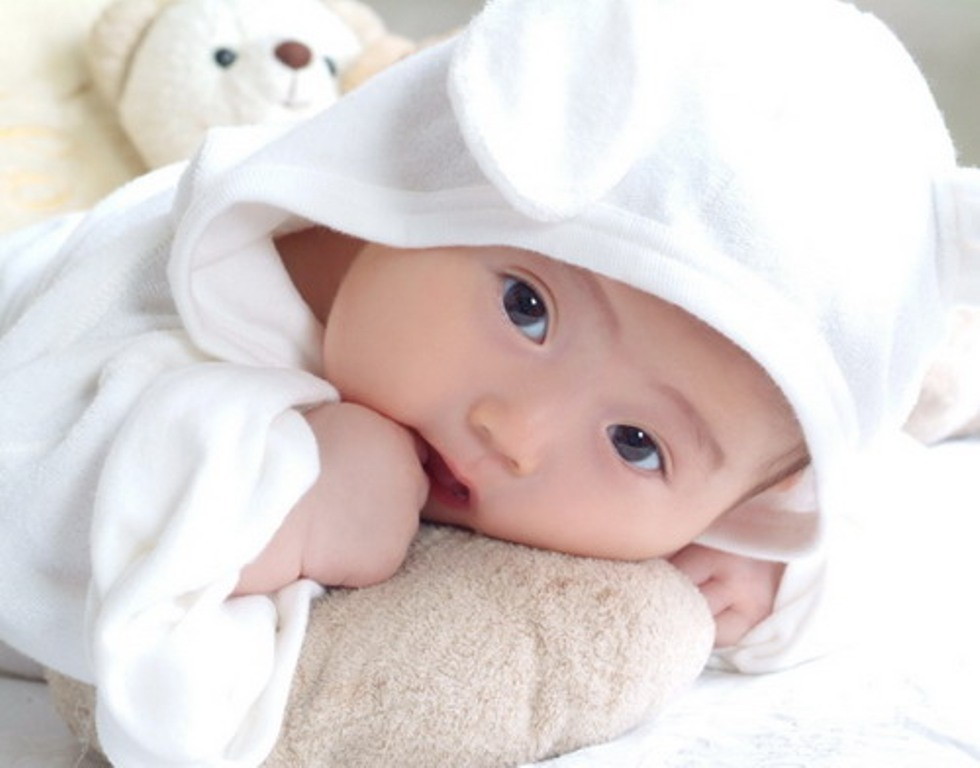 孩子还没有满月一直发烧怎么办（还没满月的孩子发烧怎么办）