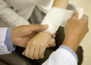 跌打损伤急救不当害处大（跌打损伤不治疗会有什么后果）