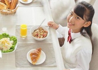 餐桌上的食品如何搭配（餐桌上的食品如何搭配好吃）