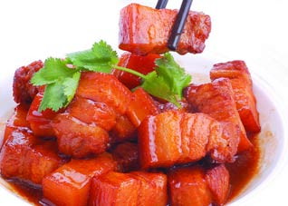 红烧肉美味可口（品尝红烧肉）