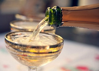 起泡酒怎么开最好（起泡酒怎么开最好看）