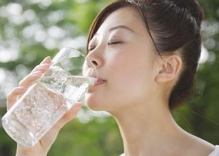 正确喝水方式 正确喝水方式图片