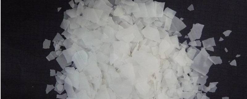 火碱留下的白色痕迹怎样清理（怎么快速去除火碱留下的白印）