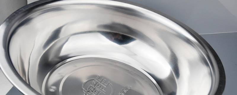 不锈钢盆上的商标标签胶怎么去除（怎么去除不锈钢盆底粘的商标标签）