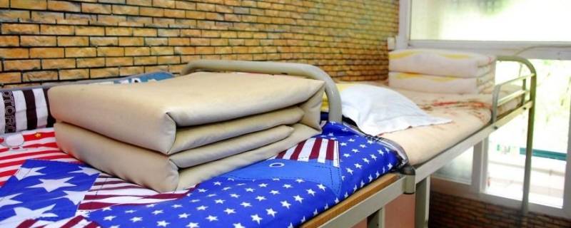 宿舍里的被褥放寒假怎么处理（宿舍里的被褥放寒假怎么处理放樟脑丸行吗）