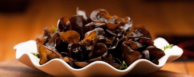 木耳有刺鼻气味是怎么回事（木耳有刺鼻味道是怎么回事）