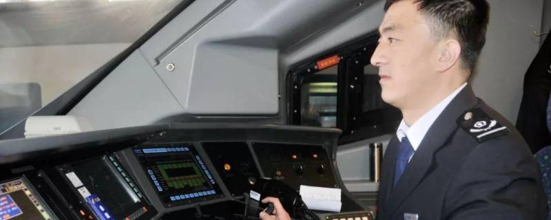 开高铁的司机叫什么（开高铁的司机叫什么称呼）