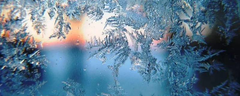 家里玻璃结冰是什么原因 家里玻璃结冰是什么原因造成的