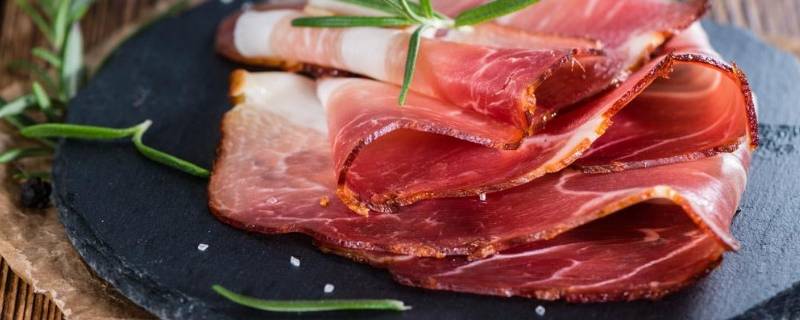 腌肉的血水要倒掉吗（腌肉后血水怎么再利用）