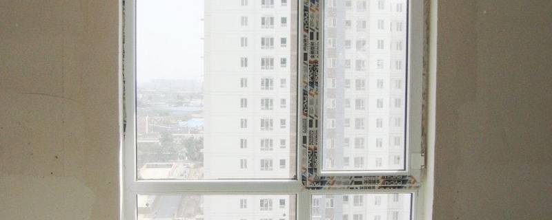 冬天冷阳台窗户结冰怎么办 阳台窗户冬天结冰挂怎么办
