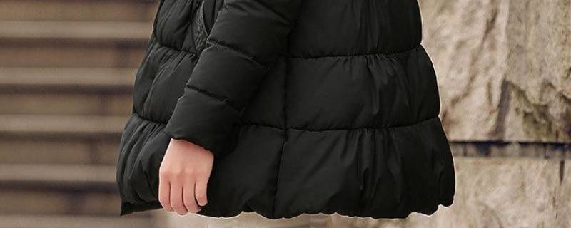 羽绒服在洗衣机里飘在上面怎么办（羽绒服在洗衣机里洗的一坨一坨的怎么办）