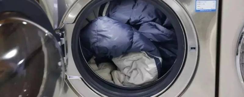 羽绒服能放在滚筒洗衣机里洗吗（羽绒服能放在滚筒洗衣机里洗吗怎么洗）