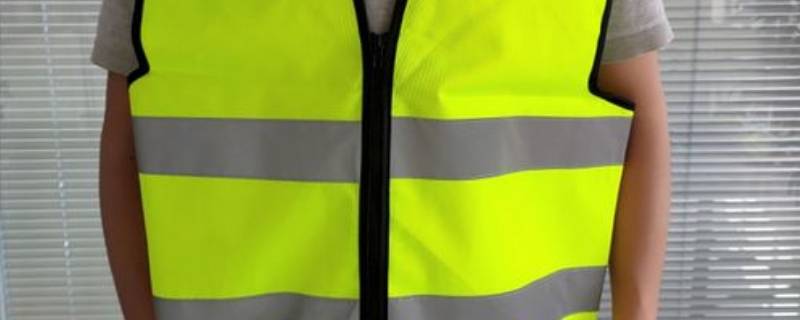 交警身上穿的是什么服装（交警身穿什么衣服）