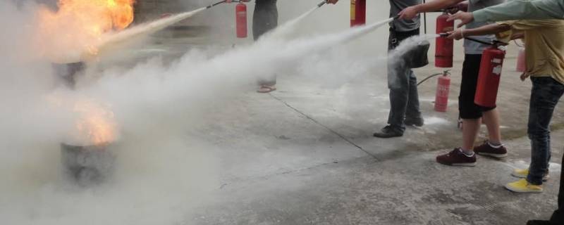 腐蚀性物品着火时正确的做法是（腐蚀品火灾用什么扑灭）
