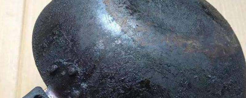炒菜锅的锅底的油垢怎么处理（怎么去炒锅底部的油垢）