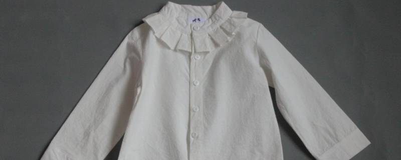 白衣服发黄怎么洗可以变白（新买的白衣服发黄怎么洗可以变白）