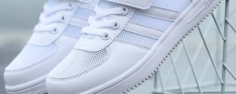 白色运动鞋上面的黑色污渍怎么清洗 白色运动鞋鞋面污渍怎么处理
