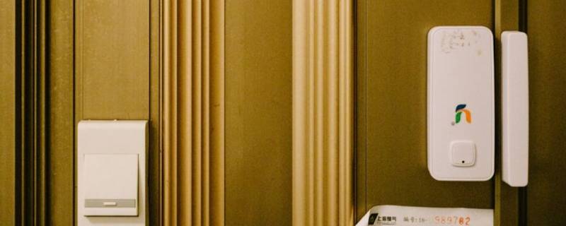 隔离的门口安装的白色东西是什么（隔离的门口安装的白色东西是什么材质）