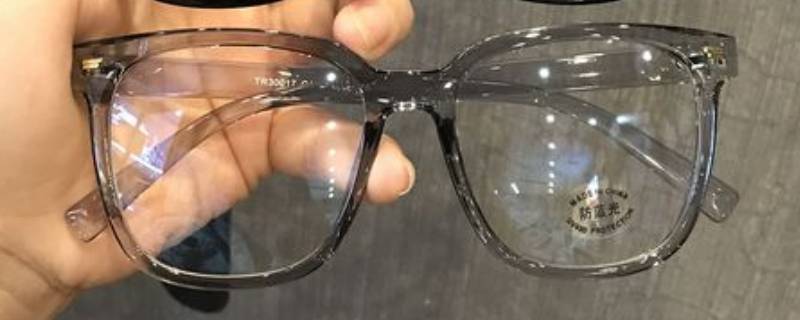 透明眼镜框会发黄吗 暴龙透明眼镜框会发黄吗