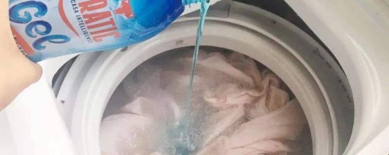 洗完衣服黏黏的是没洗干净吗 衣服洗完之后黏黏的怎么回事