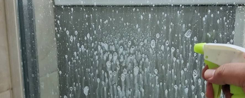 浴室玻璃顽固水垢清除妙招 玻璃浴室清洁用什么方法除水垢