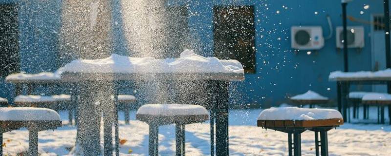 在雪上撒盐是降低熔点吗（往雪上撒盐是为了降低熔点吗）