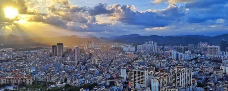 东兴市是哪里（东兴市属于哪）