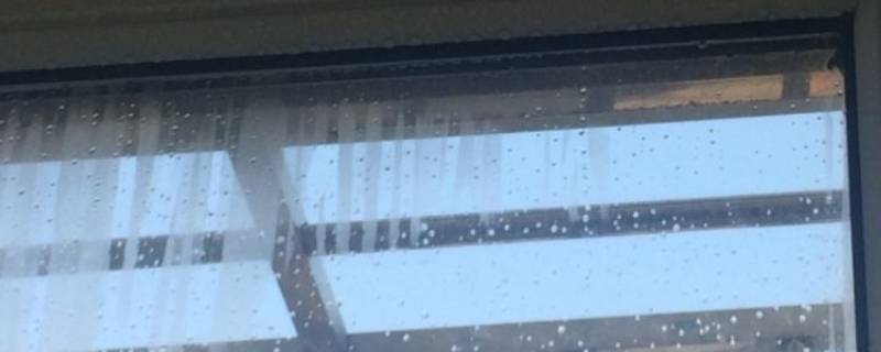 开暖气后窗户上全是水怎么解决（开暖气后阳台窗户玻璃水很多）