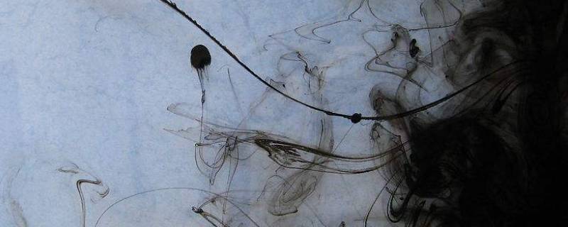 黑墨水弄到白墙上怎么去掉（黑墨水弄到墙上怎么去除）