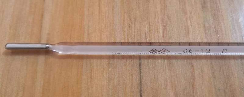 温度计是利用液体的什么性质制成的（温度计是利用液体的什么性质来测量温度的）